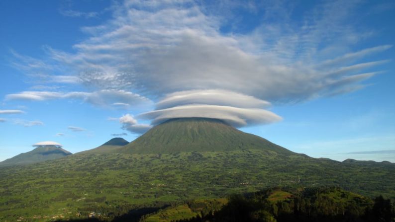 Las curiosas formaciones de nubes ofrecen una interesante fotografía. Si caminas por el hogar de los gorilas de montaña en el este de África, el Virunga puede ofrecer espectaculares fotos de esta especie en peligro de extinción. Cortesía: Volcanoes Safaris