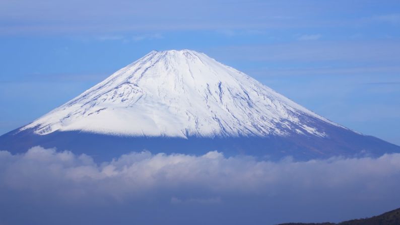 Lo mejor es comenzar la caminata por la noche para llegar a la cima por la mañana. La toma perfecta: el amanecer a través de la puerta Torii en la cima del Fuji. Cortesía: JNTO