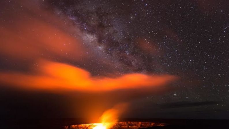 Alzándose orgulloso a 4.200 pies de altura, el "lago de lava del Kilauea refleja sus ardientes colores en su penacho de humo y en el cielo nocturno, dando lugar a un increíble espectáculo de luces", dice Eric Leifer, guía turístico de KapohoKine Adventures y explorador de National Geographic.