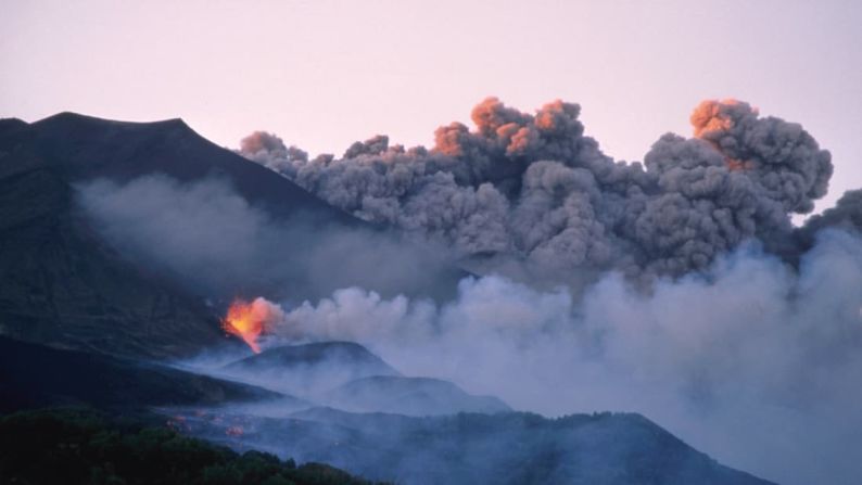 El volcán siempre está burbujeante, como tramando algo. Es posible tomar una fantástica foto del Monte Etna, en Italia, sobre la pintoresca ciudad de Catania mientras la Madre Naturaleza está en acción. Cortesía: Luigi Vigliotti