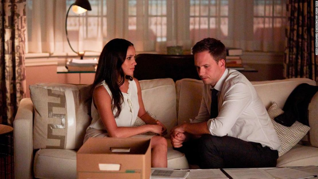 Markle representando a Rachel Zane en la serie "Suits".