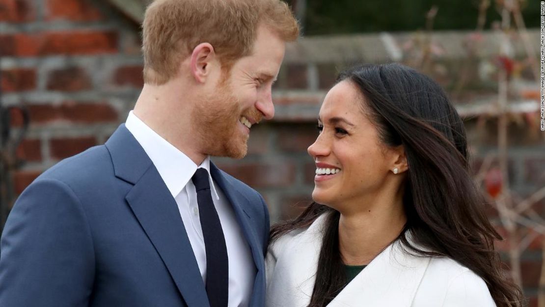 El príncipe Enrique de Inglaterra y Meghan Markle en el posado a los medios tras anunciar su compromiso.