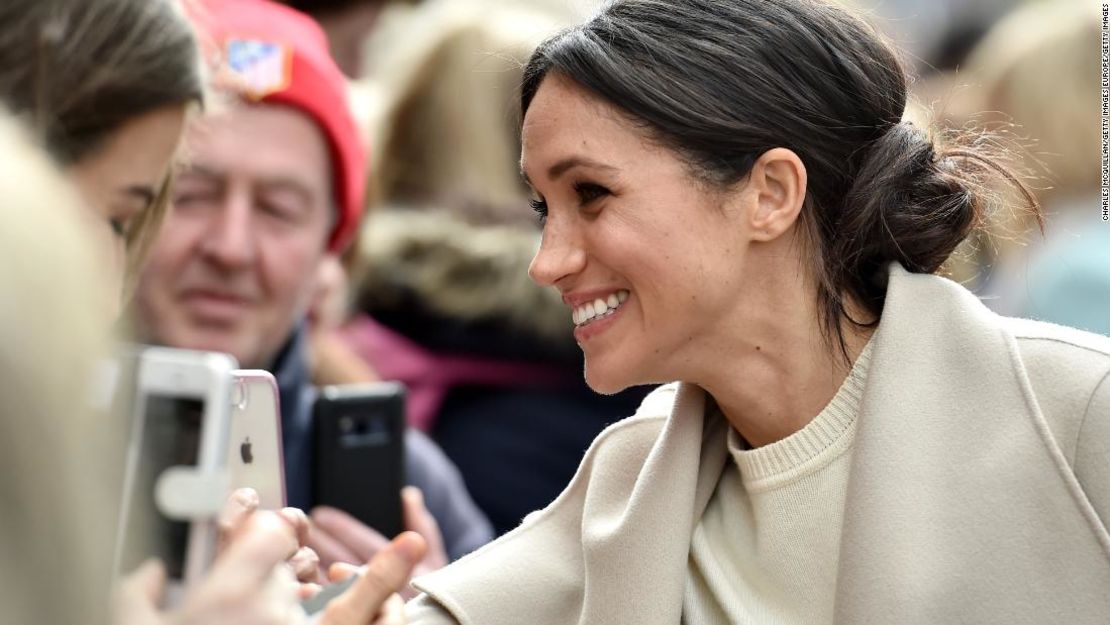 Markle "claramente se conecta con la gente", dice Whitelock. En esta ocasión, se estaba reuniendo con miembros del público durante un viaje a Irlanda del Norte con el príncipe Enrique.