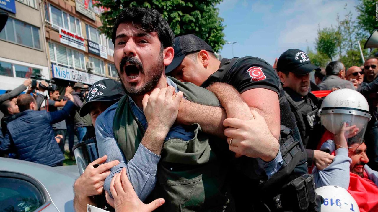 CNNE 519891 - el dia del trabajo se celebra con protestas en todo el mundo