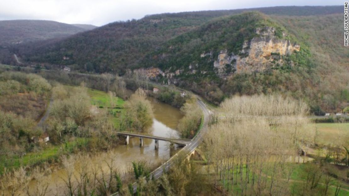 El Vallée de l'Aveyron, cerca de la caverna Bruniquel, donde fueron construidas las estructuras.