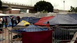 CNNE 520069 - caravana de inmigrantes busca quedarse en ee-uu-