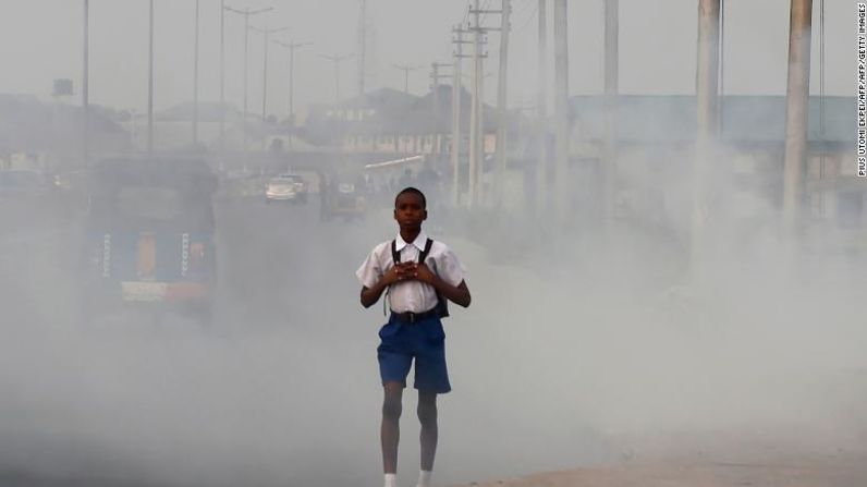 La causa del humo es un misterio para los habitantes de esta ciudad de Nigeria. Muchos piensan que se debe a la refinería ilegal de petróleo.