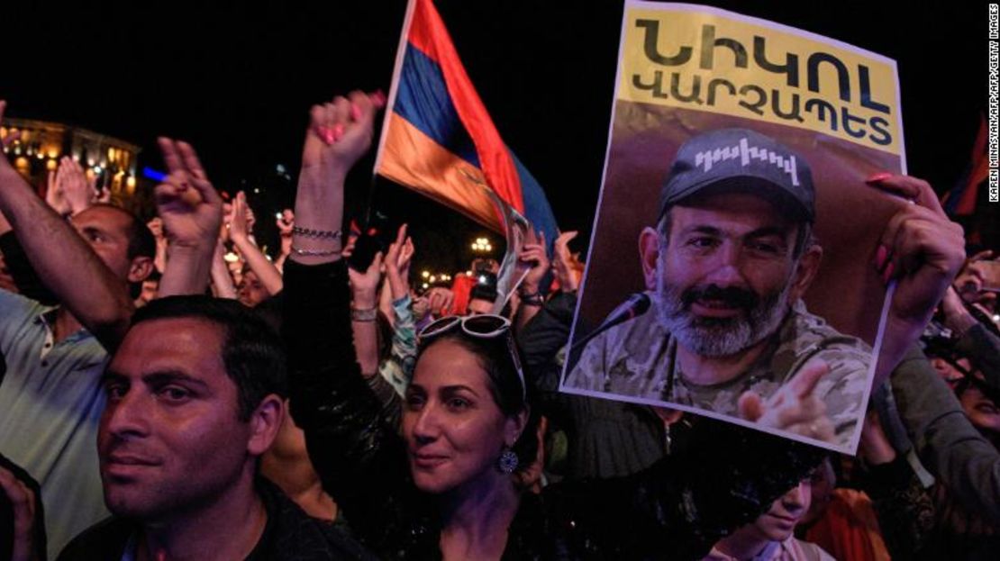 Ciudadanos de Armenia salieron a las calles a protestar para que el parlamento vote a favor del líder Nikol Pashinyan.