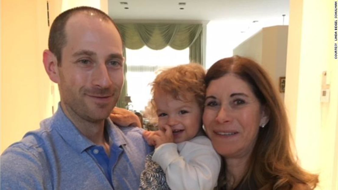 Scott Beigel, su sobrino y la madre de Beigel, Linda Beigel Schulman.