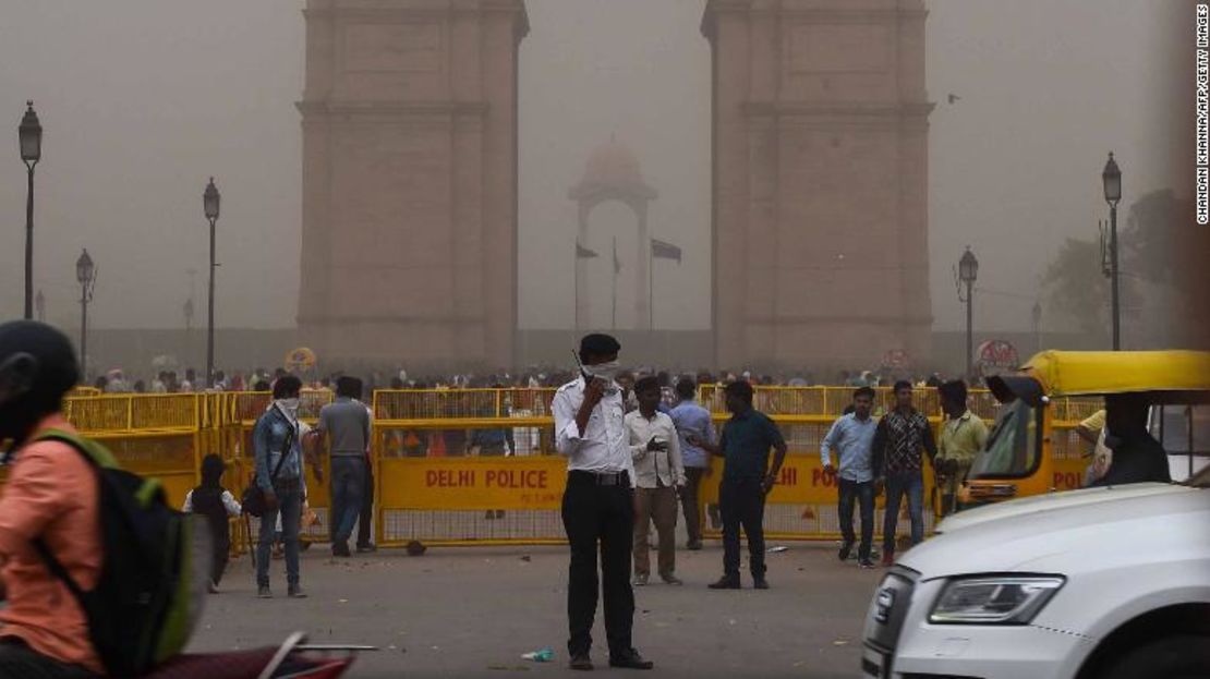 Un policía de tráfico indio se cubre la cara mientras se encuentra de servicio durante una tormenta de polvo en Nueva Delhi el 2 de mayo.