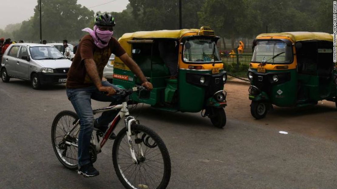 Un hombre se cubre la cara mientras va en bicicleta durante una tormenta de polvo en Nueva Delhi, el 2 de mayo.