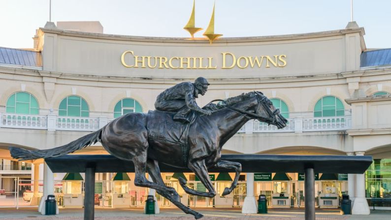 En las carreras: a unos 10 minutos en coche al sur del centro, Churchill Downs y el Museo del Derby de Kentucky exhiben carreras de caballos pura sangre. Crédito: Shutterstock