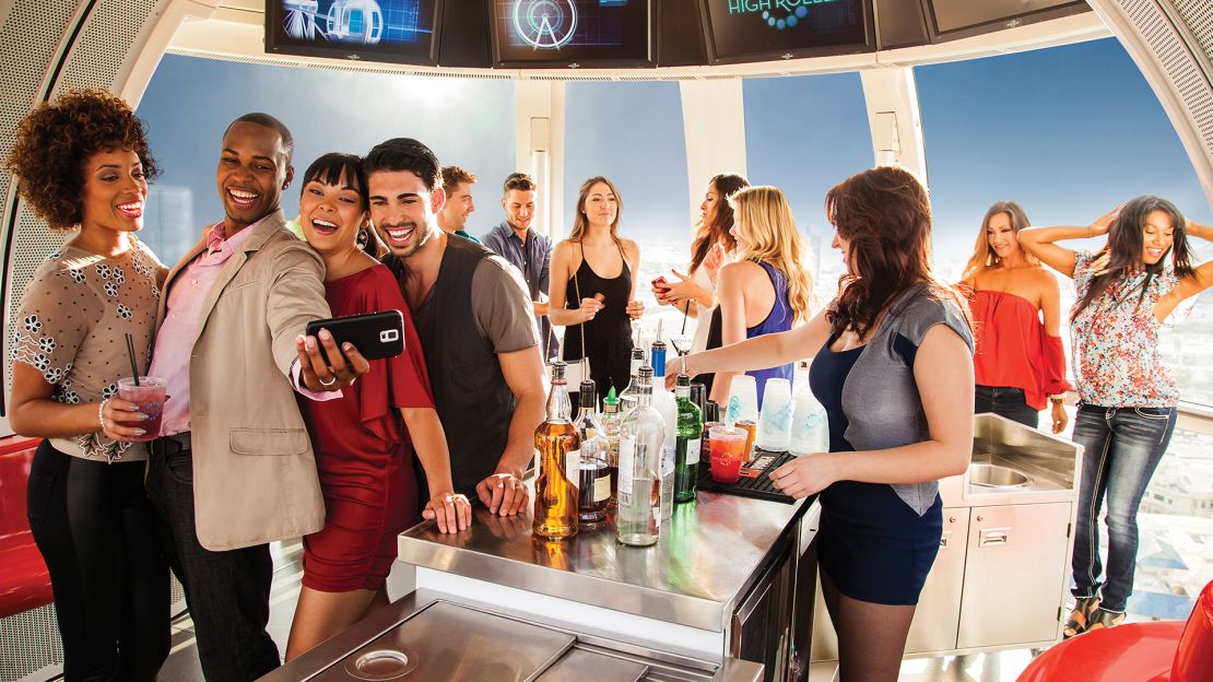 Puedes empezar -o seguir- la fiesta a 55 pisos de altura en el "open bar" de la High Roller.