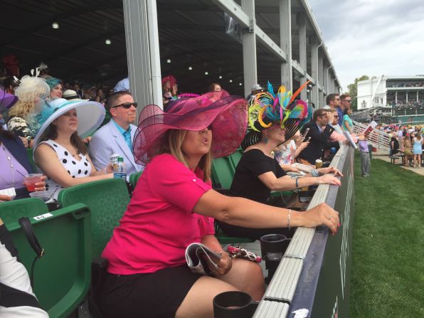 Imágenes del ambiente en Churchill Downs, en Louisville, a días de que se realice el Derby de Kentucky, este sábado. Crédito: Matthew Vigil