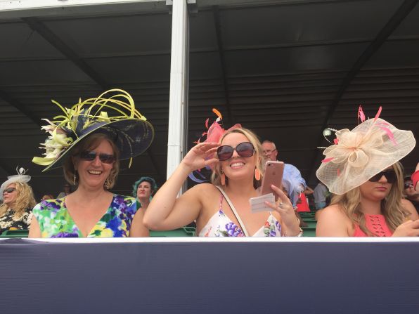 Imágenes del ambiente en Churchill Downs, en Louisville, a días de que se realice el Derby de Kentucky, este sábado. Crédito: Matthew Vigil