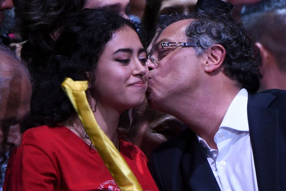 El recién electo presidente colombiano Gustavo Petro (D) besa a su hija Sofía en el Movistar Arena de Bogotá, el 19 de junio de 2022 después de ganar la segunda vuelta de las elecciones presidenciales el 19 de junio de 2022.