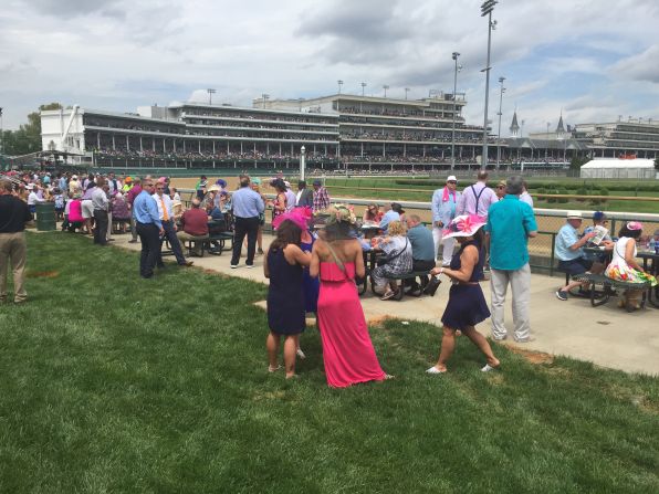 Imágenes del ambiente en Churchill Downs, en Louisville, a días de que se realice el Derby de Kentucky, este sábado. Crédito: Matthew Vigil