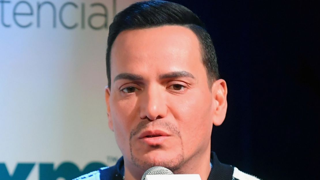 Víctor Manuelle cambiará parte de la letra de una canción que aludía a "la coca" y a Medellín.