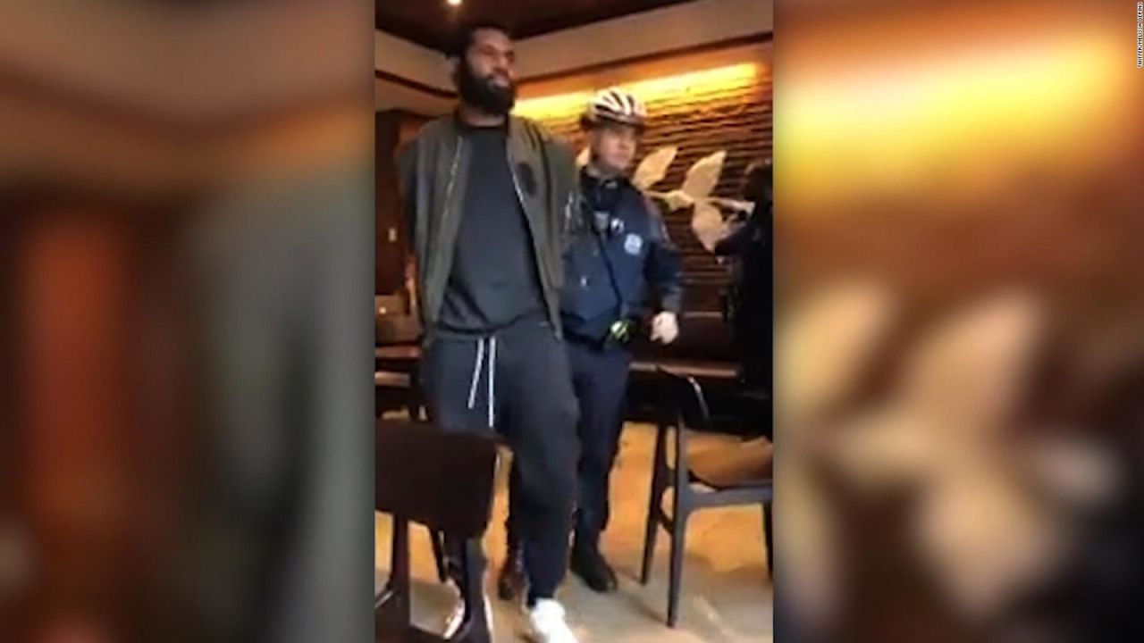 CNNE 520842 - filadelfia se reivindica con jovenes detenidos en un starbucks