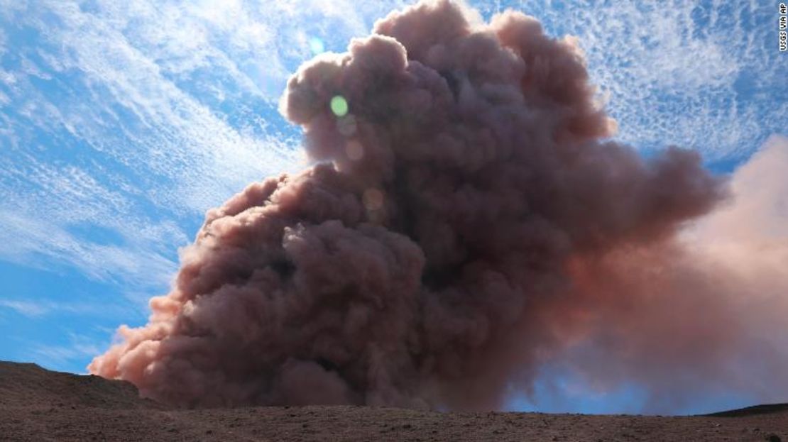 En esta foto publicada por US Geological Survey, una columna de ceniza se eleva desde el respiradero de Puu Oo en el volcán Kilaueaa de Hawai después de un sismo de magnitud 5.0, el jueves 3 de mayo de 2018 en el Parque Nacional de los Volcanes de Hawaii.