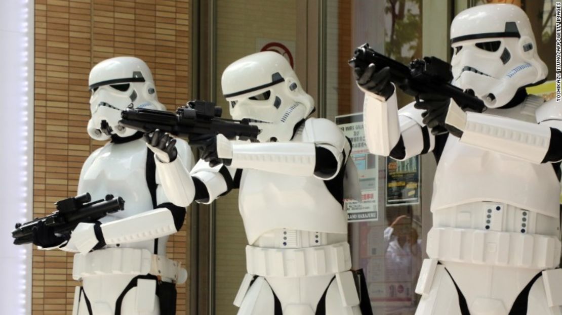 Tres Stormtroopers posan en Tokio, Japón, el 4 de mayo, para promocionar el Día de Star Wars. La frase “May the Force Be With You” suena como “May the 4th Be With You”, por lo que el 4 de mayo se celebra este día en todo el mundo.