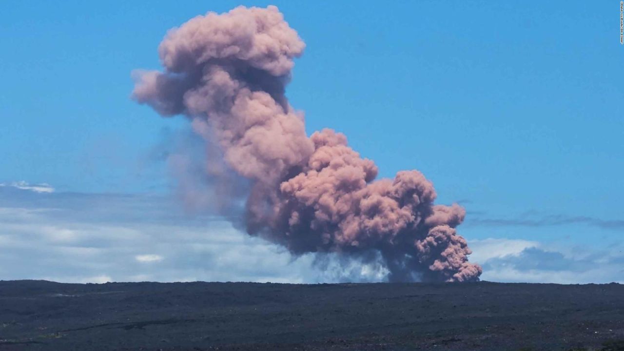 CNNE 521016 - lava y gases lanza el volcan kilauea, en hawai