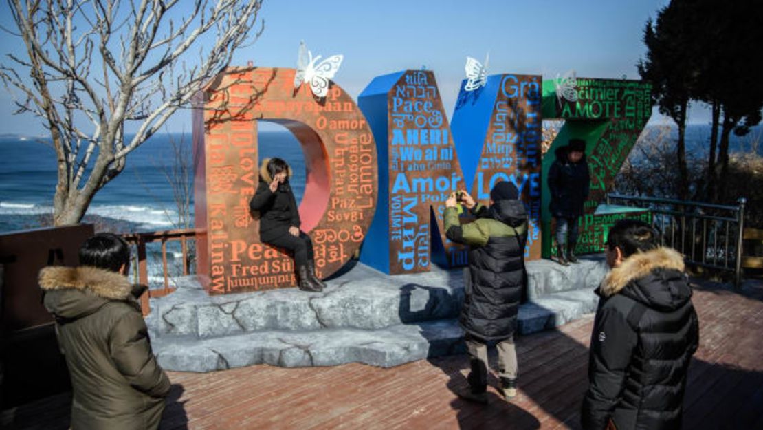 Un turista posa junto al Observatorio de Unificación de Goseong.