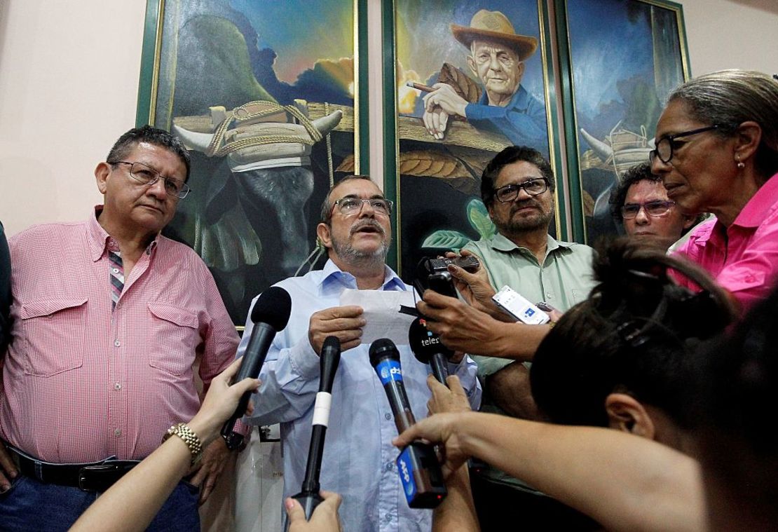 En esta foto aparecen Pablo Catatumbo (izquierda), Rodrigo Londoño Echeverri, alias Timochenko’ (centro) e Iván Márquez (izquierda) durante una comparecencia a los medios tras el plebiscito para aprobar los acuerdos de paz el 2 de octubre de 2016.