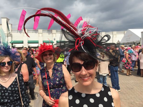 Además de la carrera de caballos, una de las grandes atracciones del Derby de Kentucky son los espectaculares sombreros que lucen algunas espectadoras. Crédito: Matthew Vigil