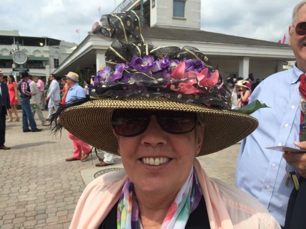 Además de la carrera de caballos, una de las grandes atracciones del Derby de Kentucky son los espectaculares sombreros que lucen algunas espectadoras. Crédito: Matthew Vigil