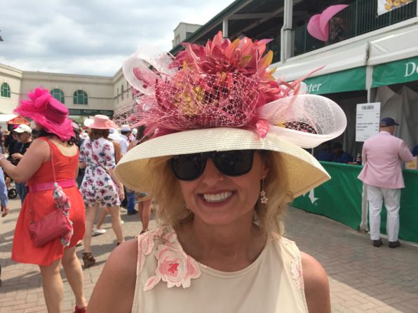 Además de la carrera de caballos, una de las grandes atracciones del Derby de Kentucky son los espectaculares sombreros que lucen algunas espectadoras. Crédito: Matthew Vigil