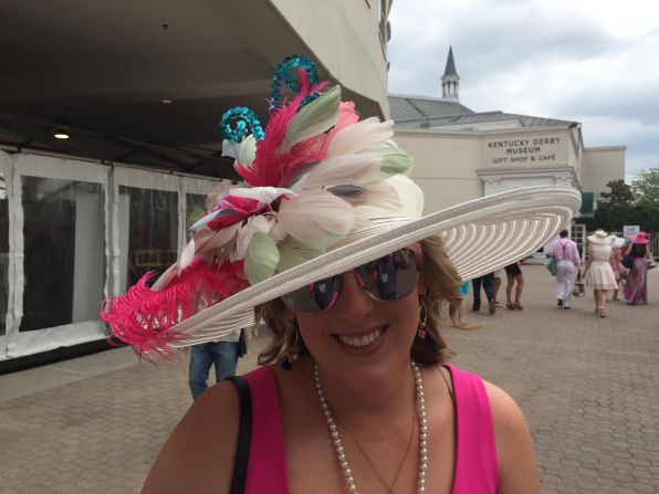 Además de la carrera de caballos, una de las grandes atracciones del Derby de Kentucky son los espectaculares sombreros que lucen algunas espectadoras. Crédito: Matthew Vigil