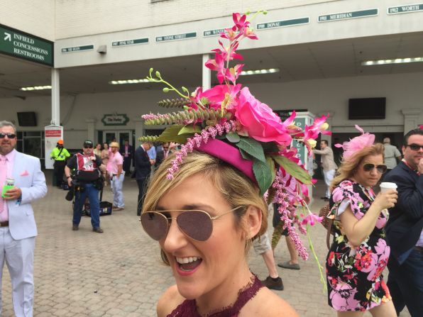 Además de la carrera de caballos, una de las grandes atracciones del Derby de Kentucky son los espectaculares sombreros que lucen algunas espectadoras. Crédito: Matthew Vigil