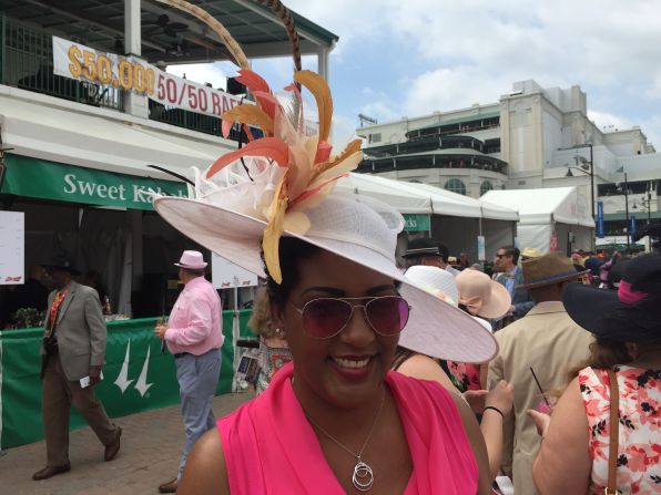 Además de la carrera de caballos, una de las grandes atracciones del Derby de Kentucky son los espectaculares sombreros que lucen algunas espectadoras. Crédito: Matthew Vigil