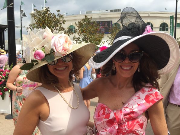 Además de la carrera de caballos, una de las grandes atracciones del Derby de Kentucky son los espectaculares sombreros que lucen algunas espectadoras. Crédito: Matthew Vigil