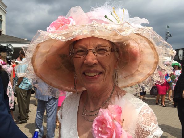 Además de la carrera de caballos, una de las grandes atracciones del Derby de Kentucky son los espectaculares sombreros que lucen algunas espectadoras. Crédito: Matthew Vigil