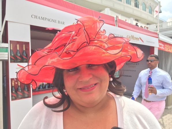 Además de la carrera de caballos, una de las grandes atracciones del Derby de Kentucky son los espectaculares sombreros que lucen algunas espectadoras. Crédito: Matthew Vigil