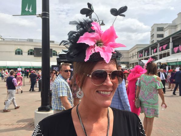 Además de la carrera de caballos, una de las grandes atracciones del Derby de Kentucky son los espectaculares sombreros que lucen algunas espectadoras. Crédito: Matthew Vigil