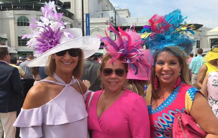 Además de la carrera de caballos, una de las grandes atracciones del Derby de Kentucky son los espectaculares sombreros que lucen algunas espectadoras. Crédito: Matthew Vigil