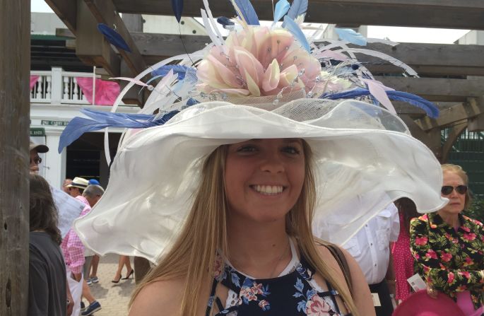 Además de la carrera de caballos, una de las grandes atracciones del Derby de Kentucky son los espectaculares sombreros que lucen algunas espectadoras. Crédito: Matthew Vigil