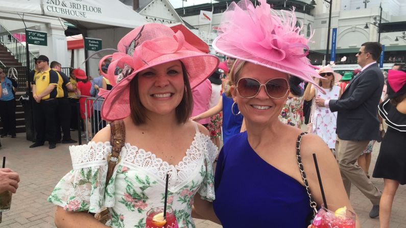 Además de la carrera de caballos, una de las grandes atracciones del Derby de Kentucky son los espectaculares sombreros que lucen algunas espectadoras. Crédito: Matthew Vigil