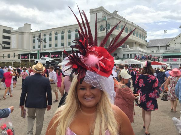 Además de la carrera de caballos, una de las grandes atracciones del Derby de Kentucky son los espectaculares sombreros que lucen algunas espectadoras. Crédito: Matthew Vigil