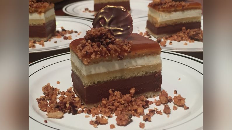 Chef David Danielson: Ópera de caramelo: ganache de Guittard semiamargo con nueces de marañón y almendra, glaseado con caramelo y crema de vainilla.