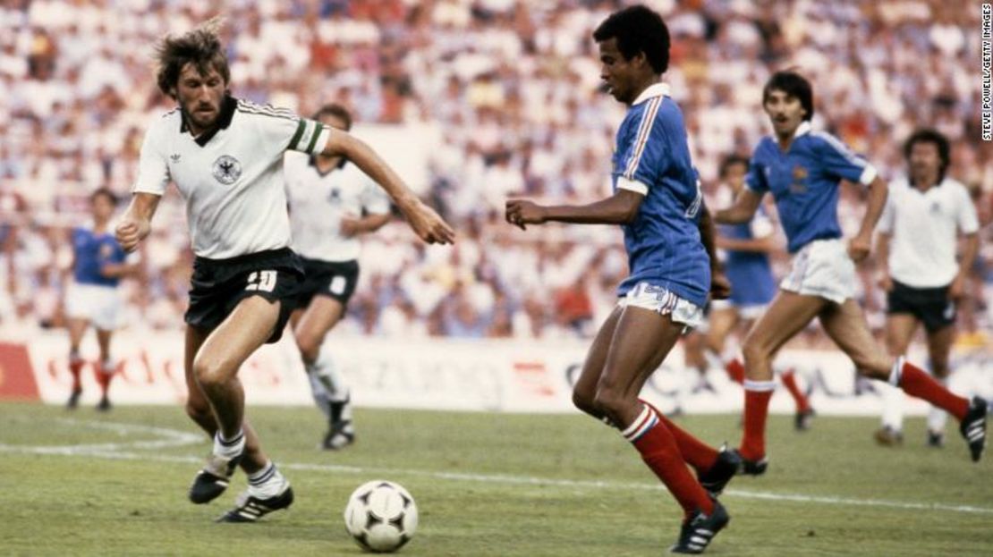 El kit blanco y negro de Alemania, usado en la foto, en la semifinal de la Copa Mundial de 1982, por Manfred Kaltz.