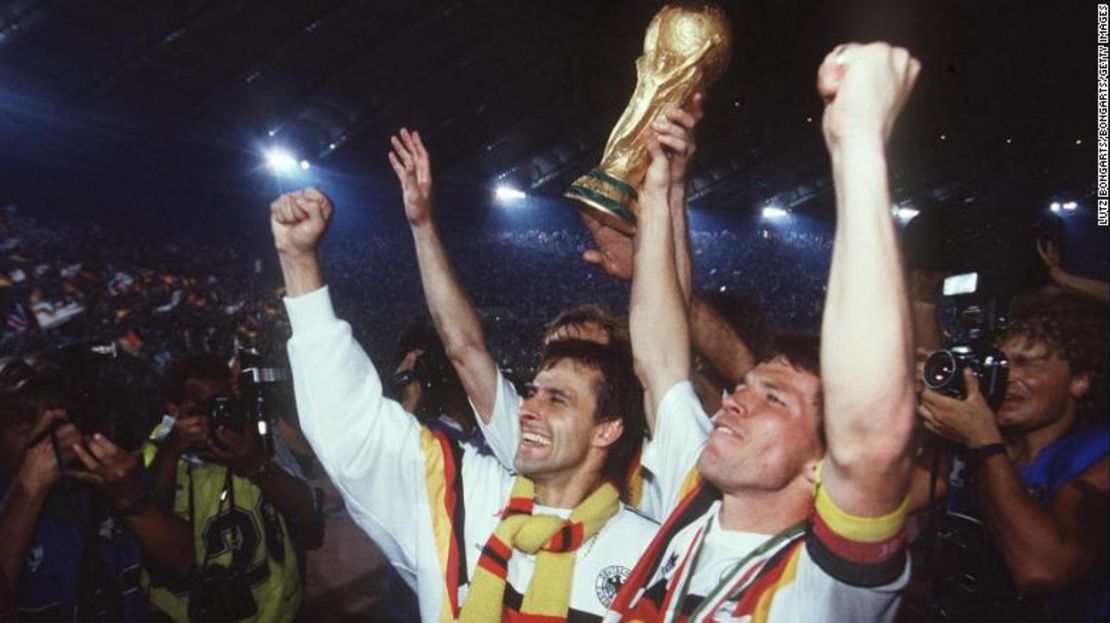 Alemania ganó la Copa Mundial de 1990 contra Argentina. Vistió en ese entonces la camiseta icónica.