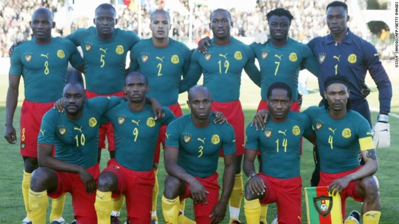 El traje de cuerpo completo de Camerún para la Copa Africana de Naciones 2004 fue prohibido por la FIFA. No cumplía con sus regulaciones.