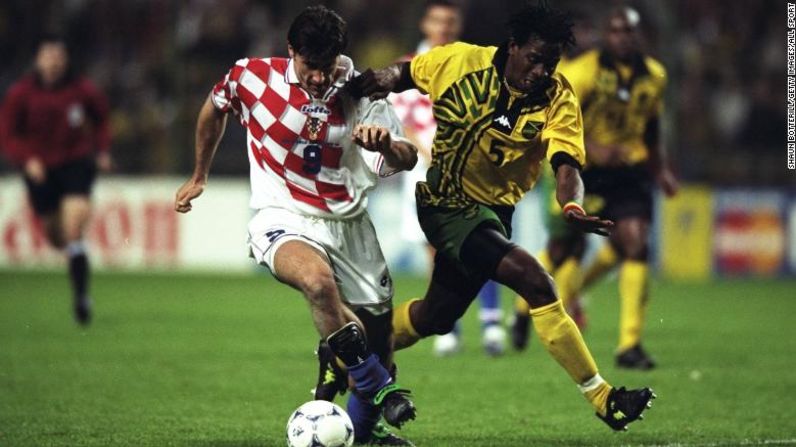 La camiseta de cuadros rojos y blancos de Croacia, usada en su primera Copa del Mundo, la de Francia en 1998, será siempre recordada como el diseño con el que Davor Suker ganó la Bota de Oro.