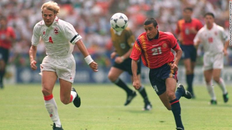 Mientras que la Copa Mundial de EE. UU. de 1994 no fue la más exitosa para España, la camiseta, con tres franjas formadas por rombos, era muy original y fue usada por Pep Guardiola, Miquel Nadal y Luis Enrique.