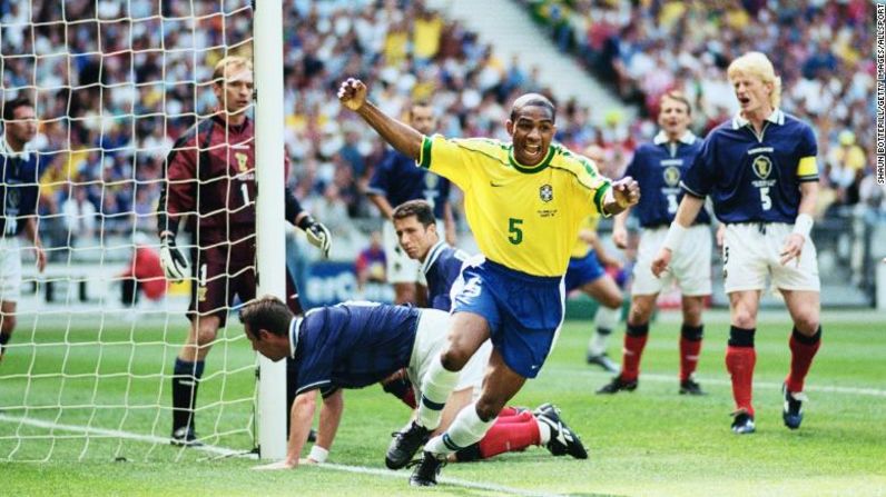 La camiseta amarilla de Brasil se ha convertido en uno de los símbolos más famosos no solo de Brasil, sino también del fútbol. Como escribe Devlin en su libro: "Cuando se trata de colores que resumen la excelencia y el glamour en el fútbol, ​​la paleta de colores amarillo, verde, azul y blanco, los colores de Brasil, es a menudo la primera que viene a la mente".