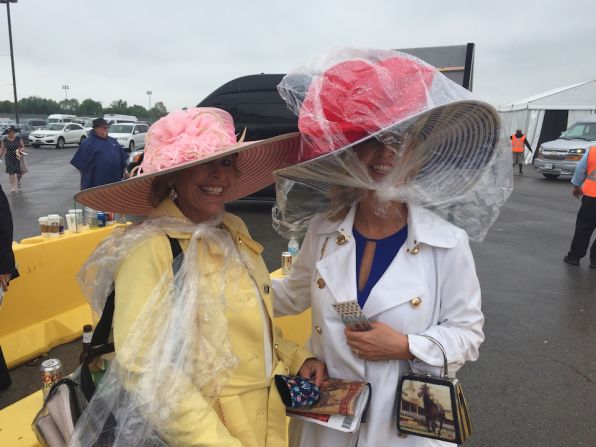 La lluvia recibió este sábado a los asistentes al Derby de Kentucky a su llegada al evento, pero el buen ambiente continuó.